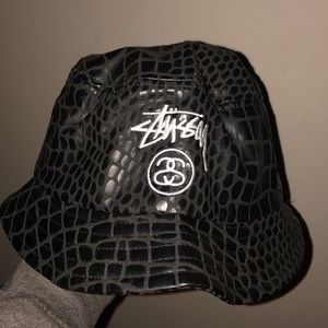 CROCODILE BUCKET HAT